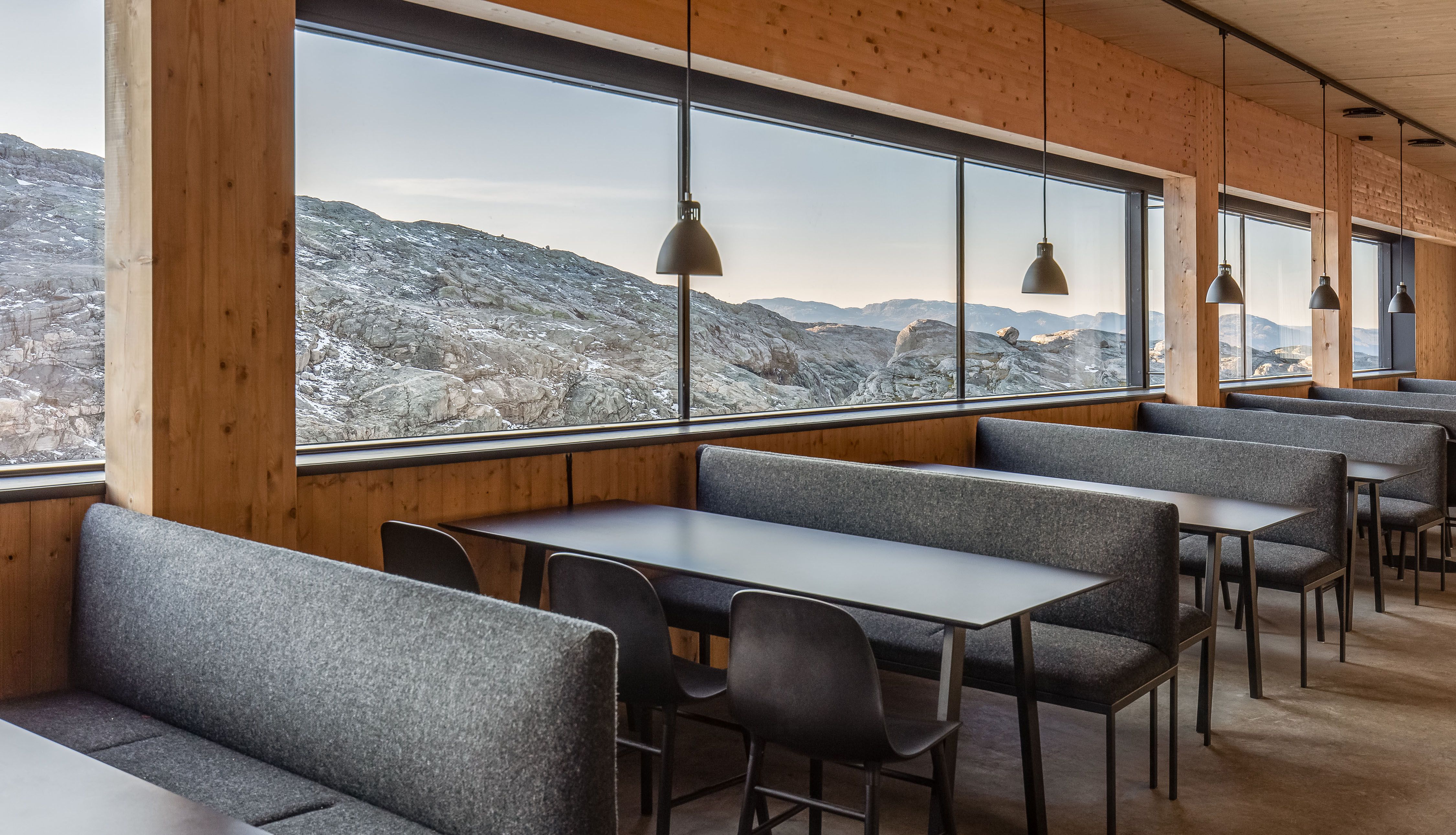 Restaurant på Fonna1199 med store vindauge og utsikt mot Hardangers dramatiske fjellformasjonar