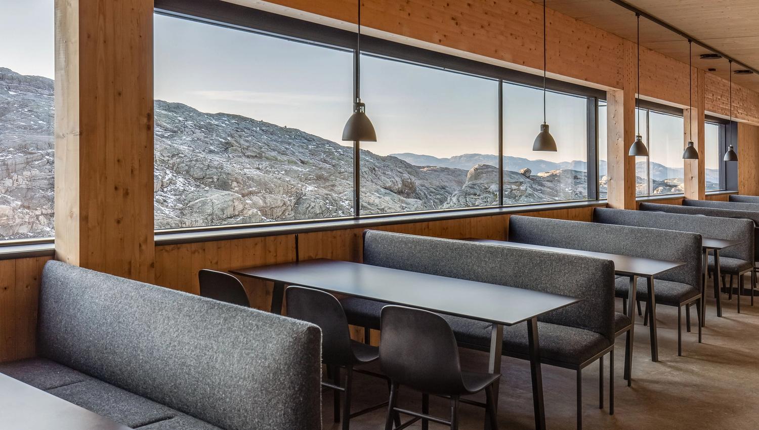 Restaurant på Fonna1199 med store vindauge og utsikt mot Hardangers dramatiske fjellformasjonar