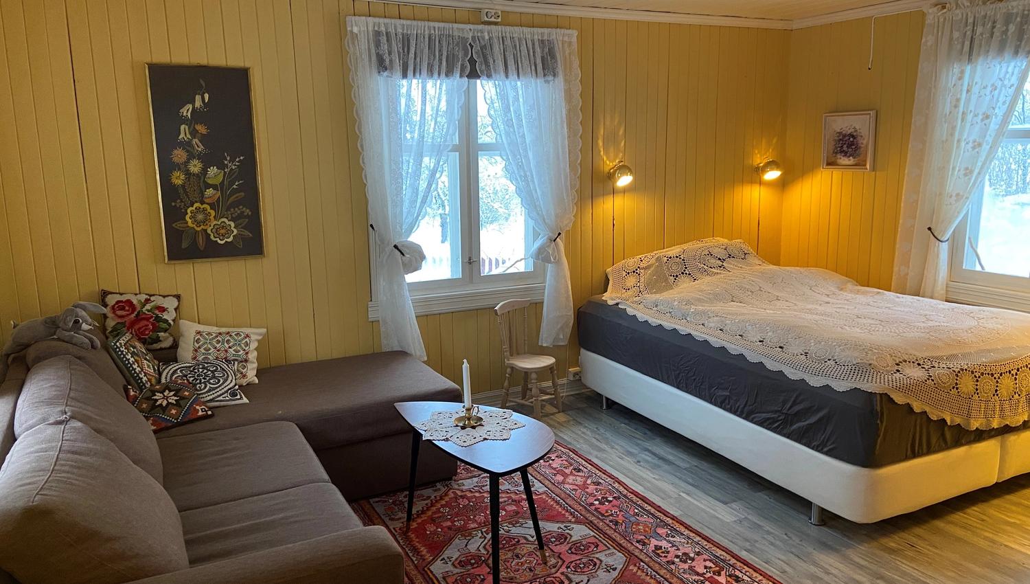Inne fra stua med sengen og sofasengen