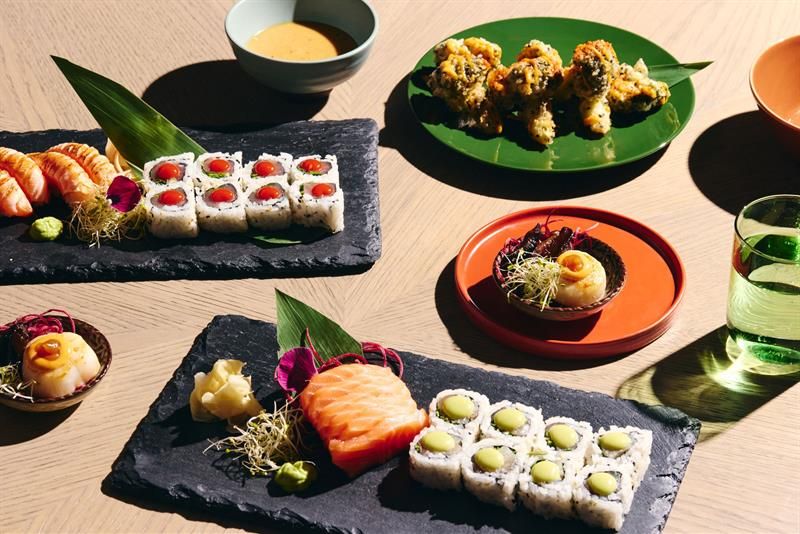 Detalj av diverse tallerkener med sushi på