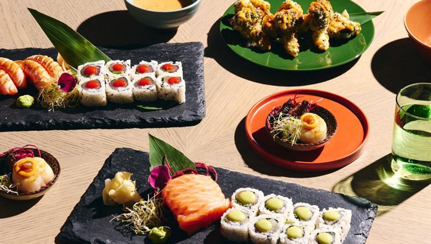 Detalj av diverse tallerkener med sushi på