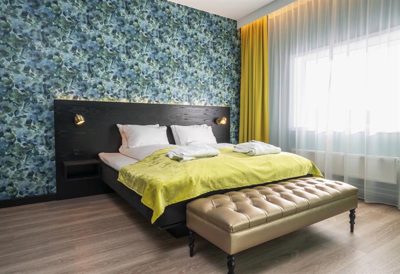 hotellrom med dobbelt seng