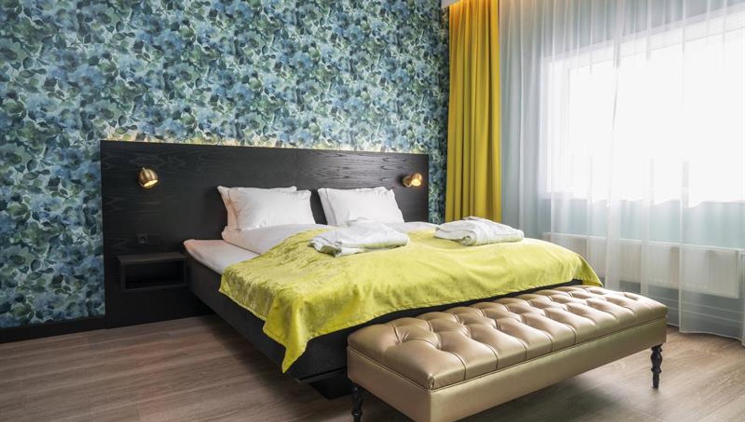 hotellrom med dobbelt seng