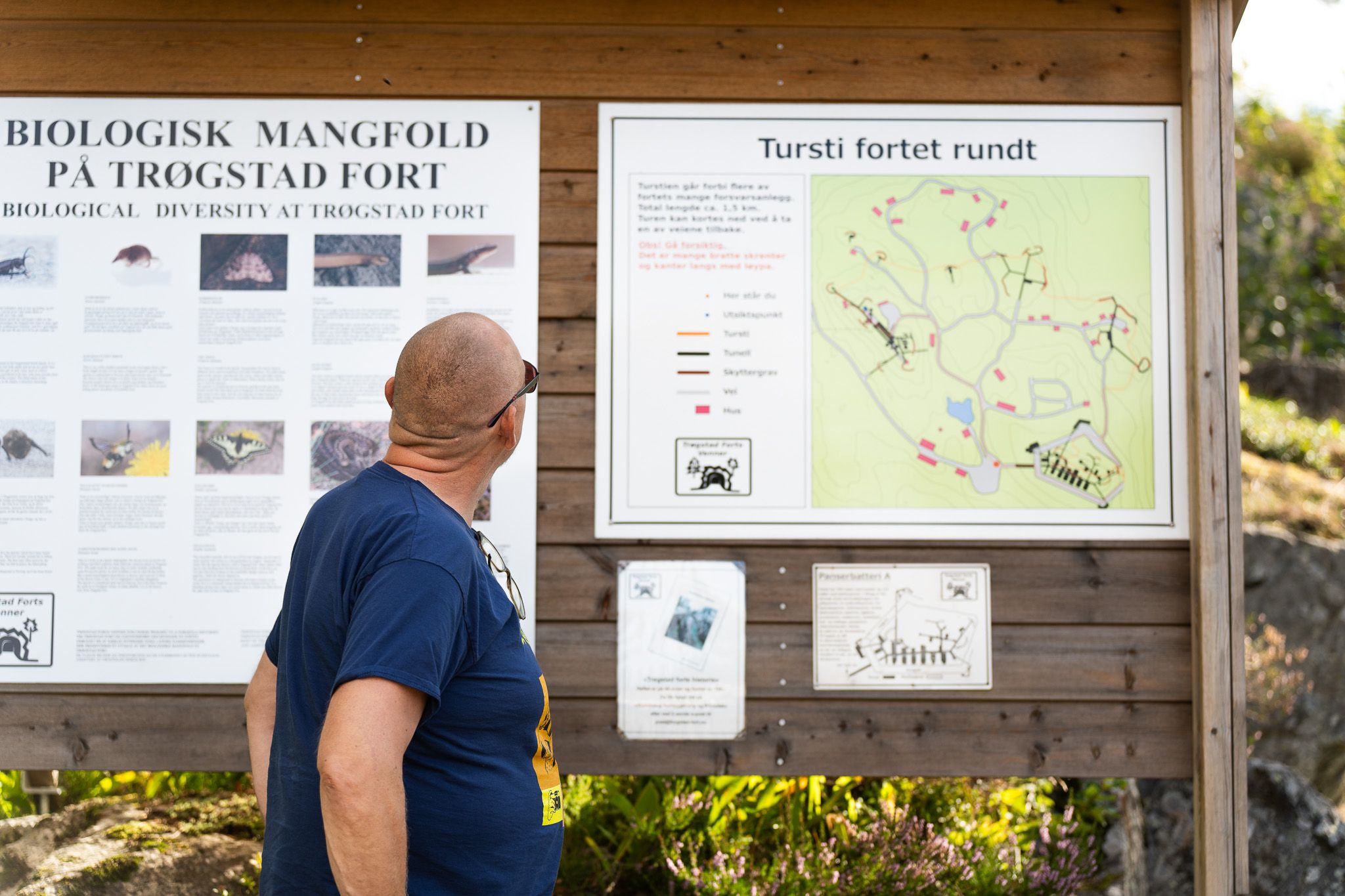 Mann ser på oversiktskart på informasjonstavle