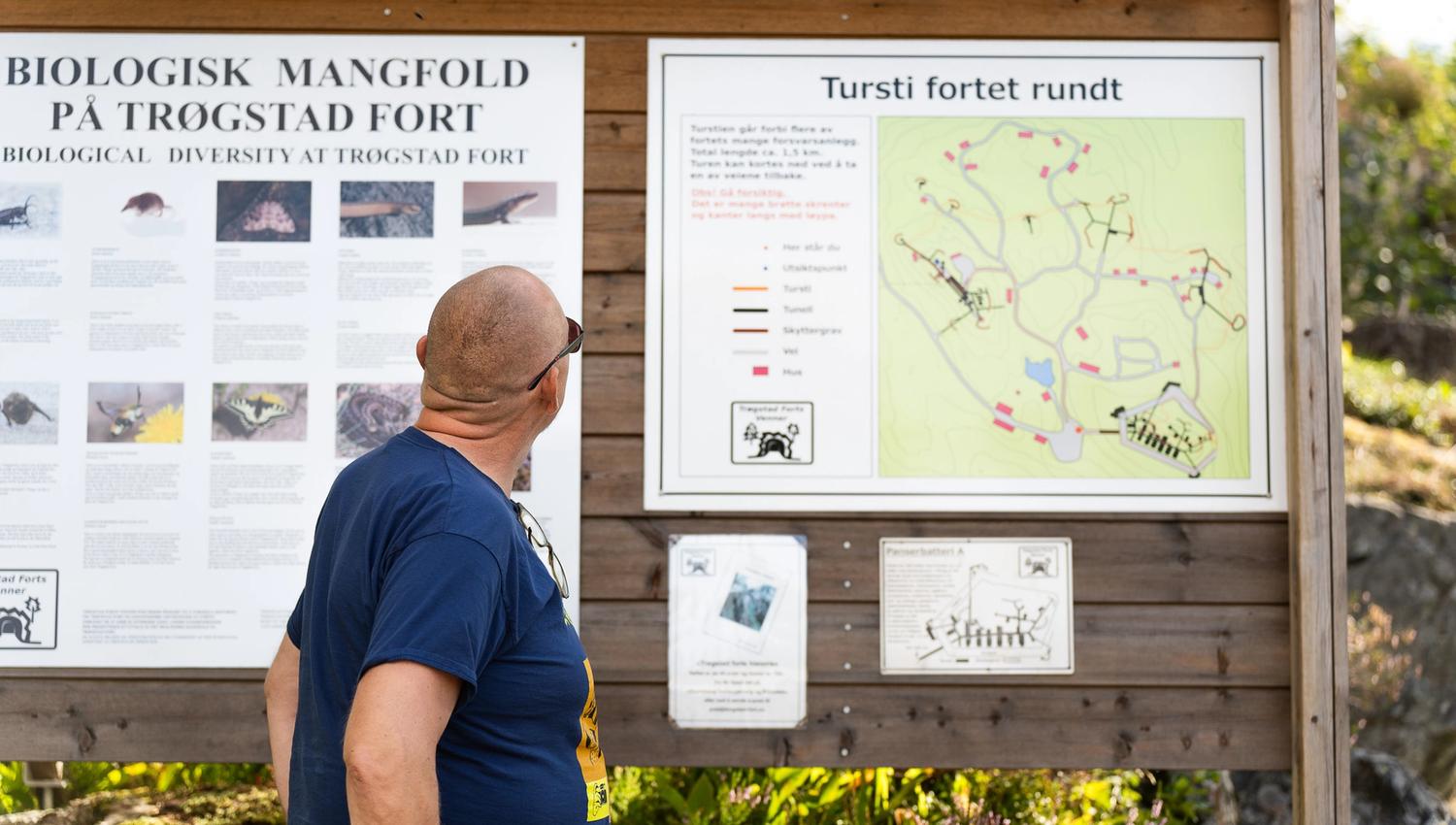 Mann ser på oversiktskart på informasjonstavle