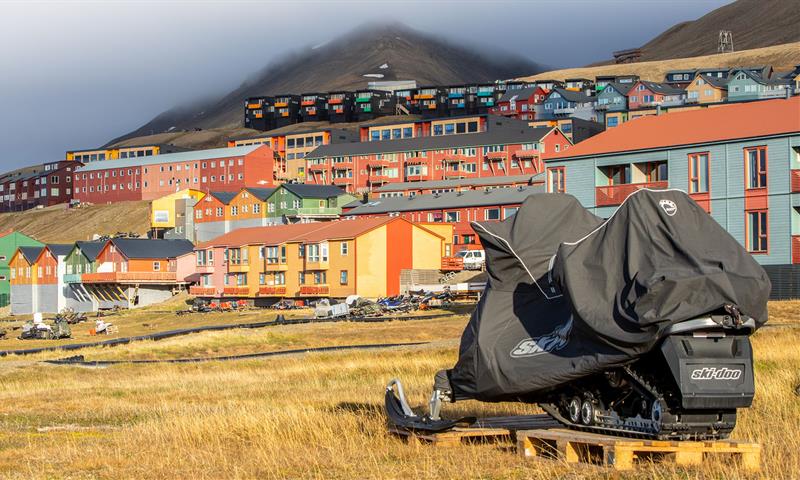 Colourful houses in Longyearbyen during an Arctic sightseeing tour