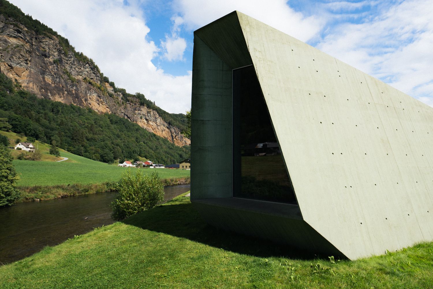 Architectural design inspired by nature – the visitor center at Steinsdalsfossen.