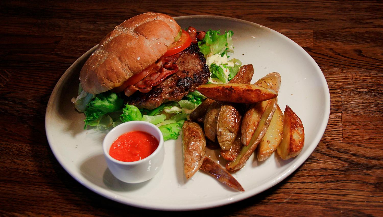 Hamburger with baked potato slices on the side
