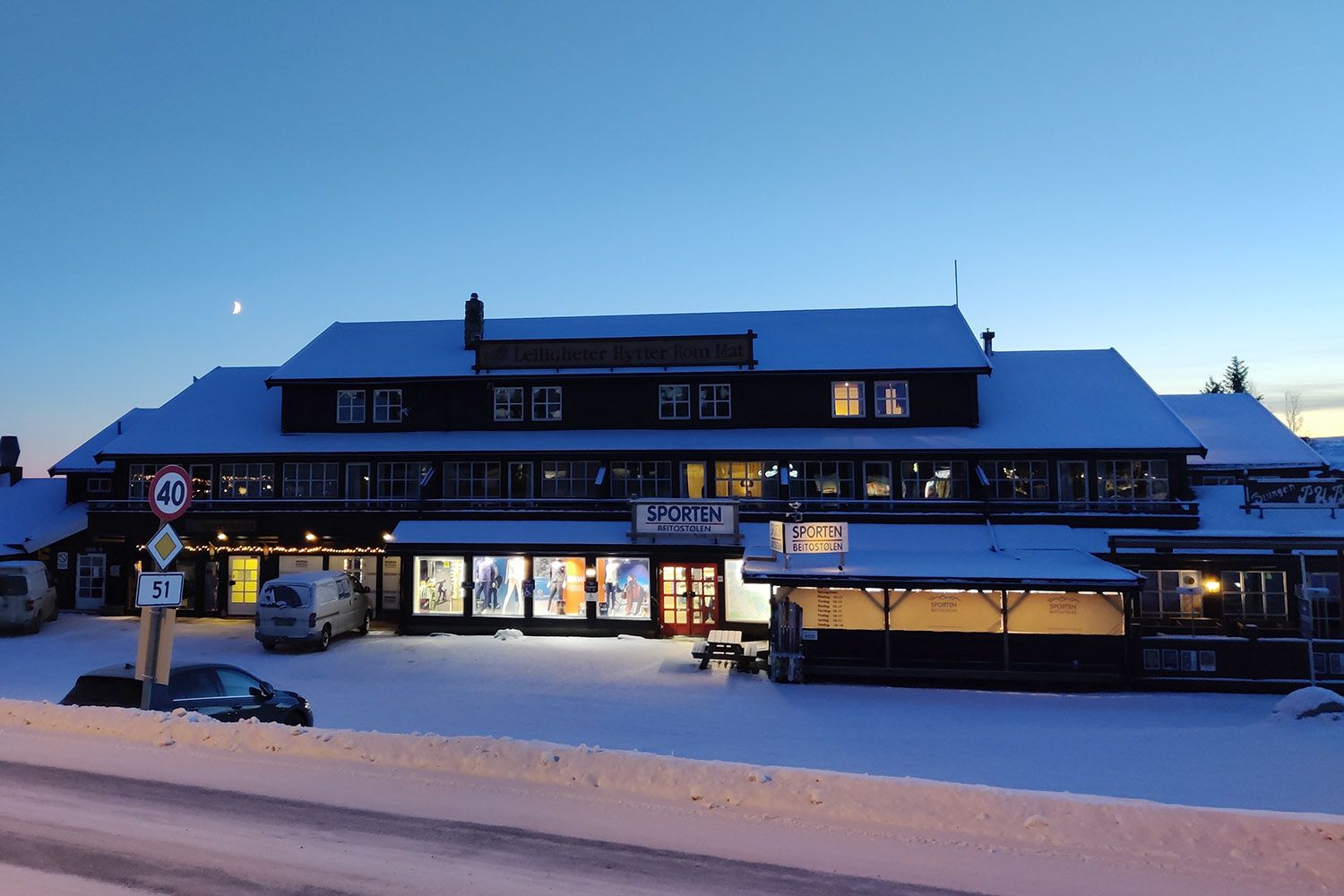 Sporten Beitostølen i blåtimen om vinteren