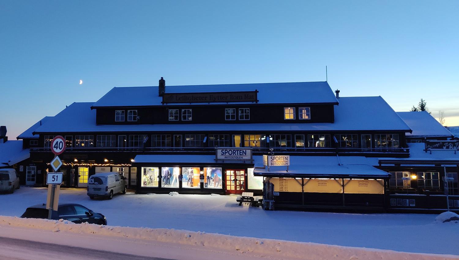 Sporten Beitostølen i blåtimen om vinteren