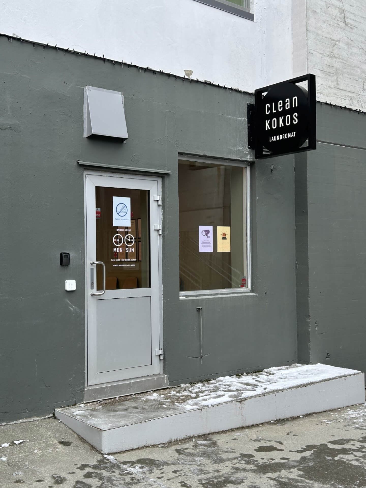 Picture of the outside and entrance to the Clean Kokos Laundromat