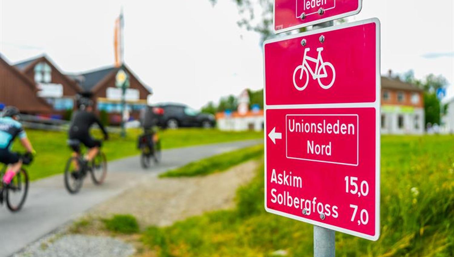 Syklister langs Unionsleden I Spydeberg