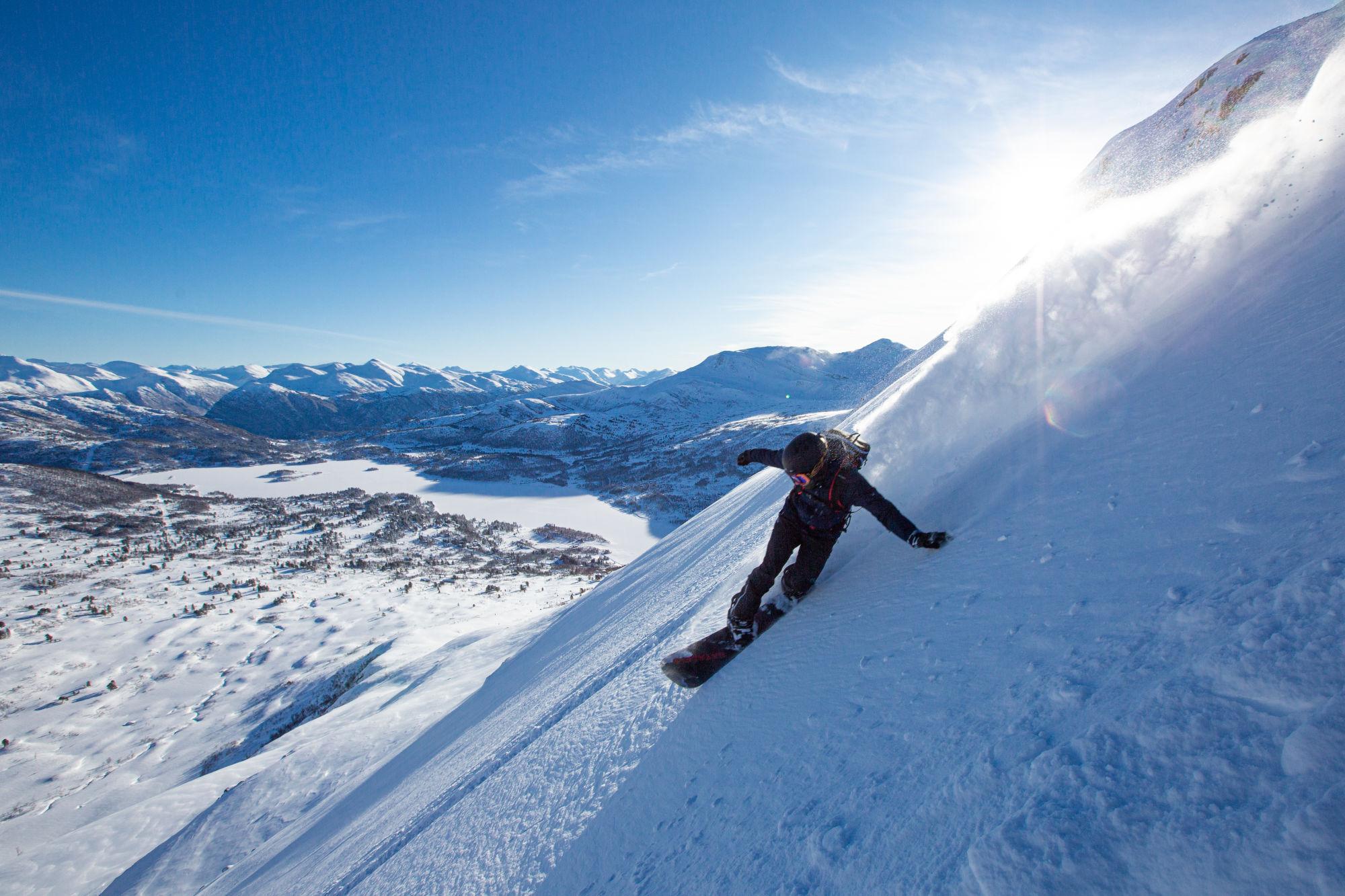 Freeskiing in the powder snow at Fjellsætra.
