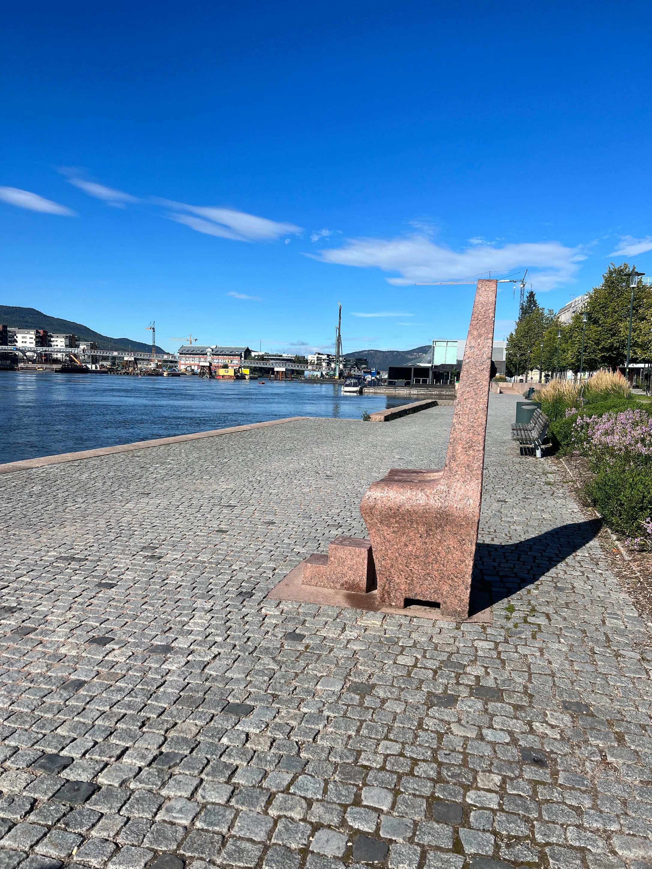 Sitteskulptur, Elvepromenaden