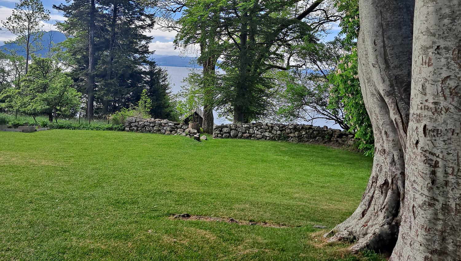 Halsnøy kloster har ei eiga bryggje ved sjøen på sør-sida