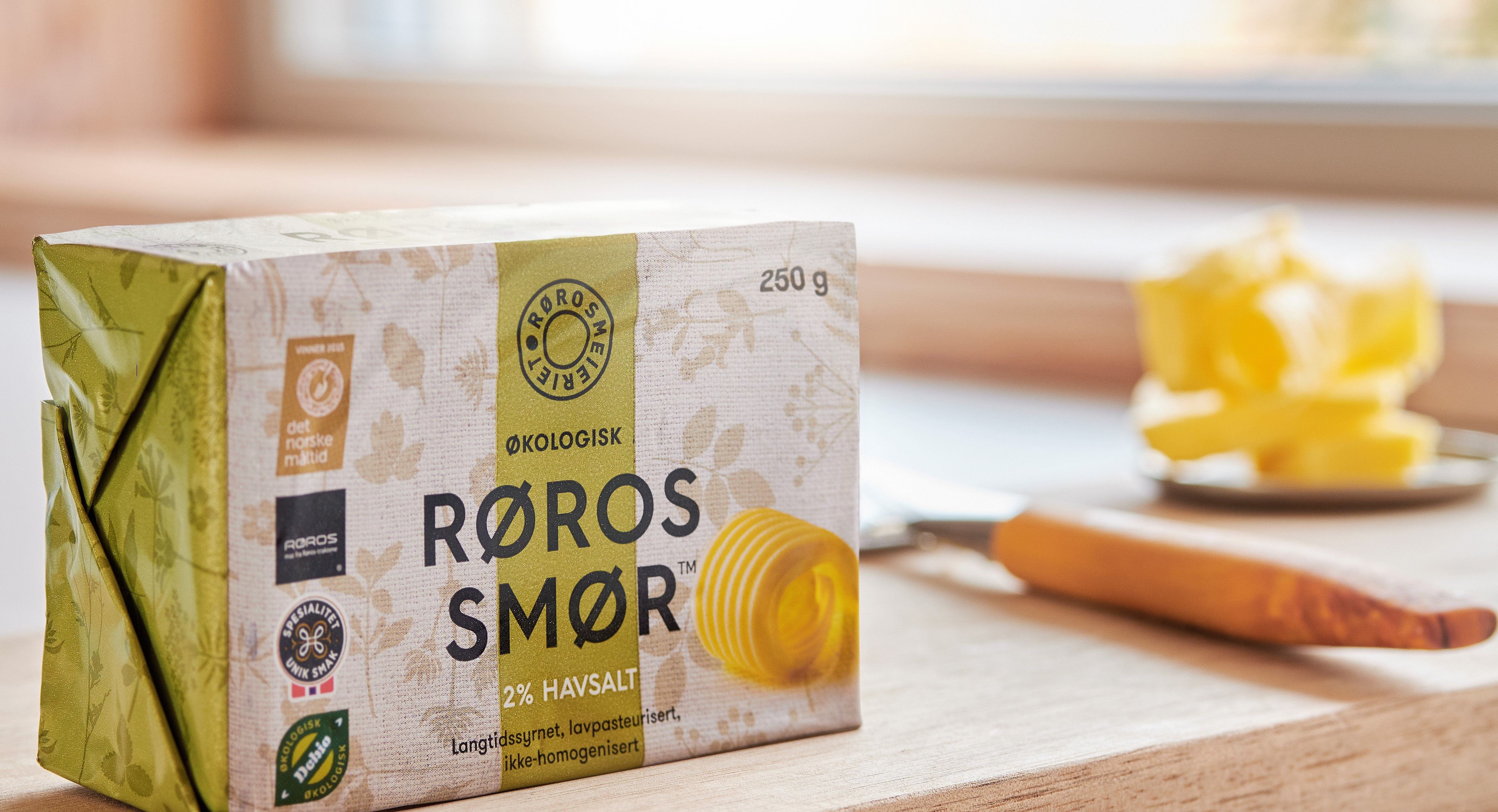 Røros Smør 2% havsalt fra Rørosmeieriet på skjærefjøl Foto Tom Gustavsen