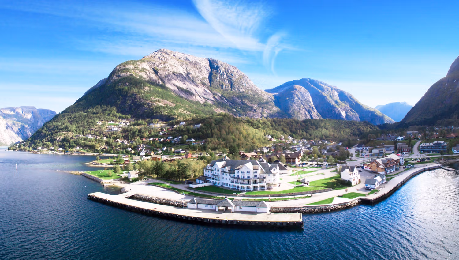 A drone photo of the Vøringfoss Hotel and the village on a sunny summer day.