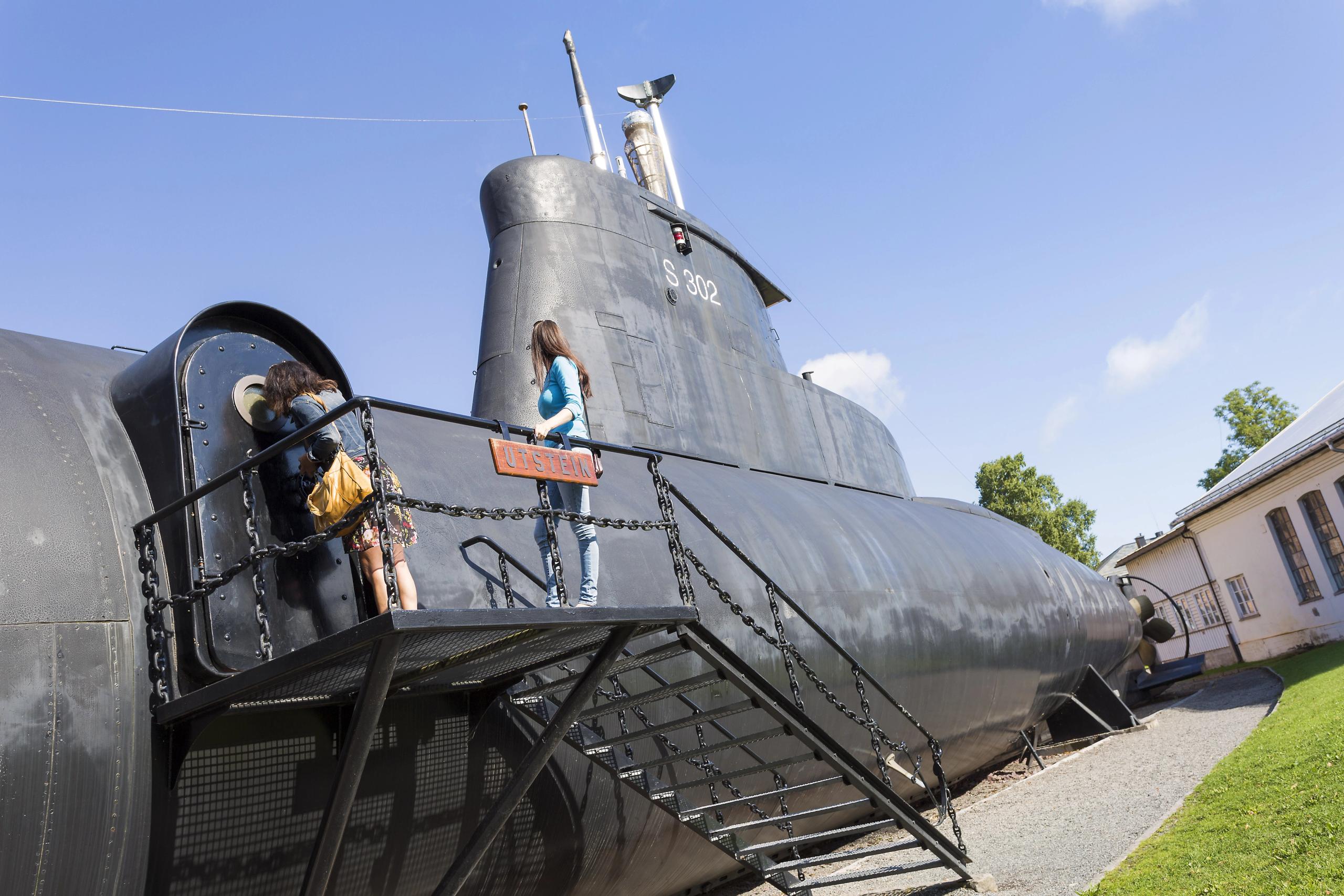 Besøkende står på landgangen til den historiske ubåten KNM Utstein ved Marinemuseet på Karljohansvern.
