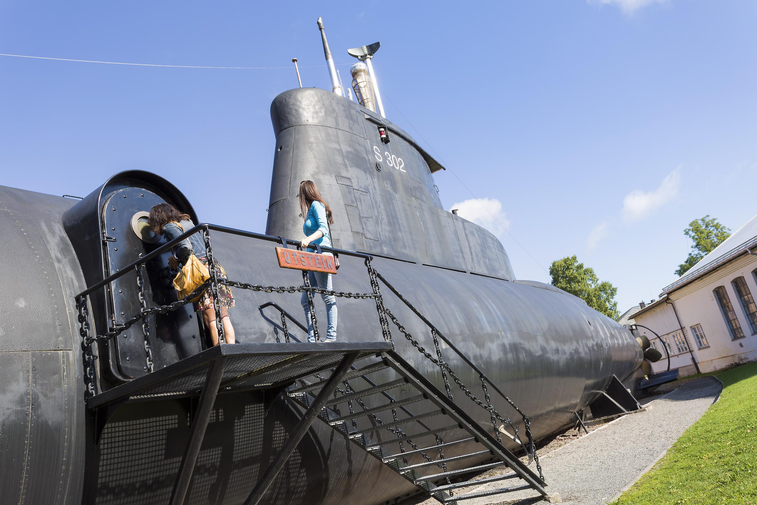 Besøkende står på landgangen til den historiske ubåten KNM Utstein ved Marinemuseet på Karljohansvern.