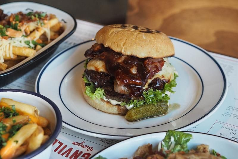 En saftig burger med ulike tilbehør