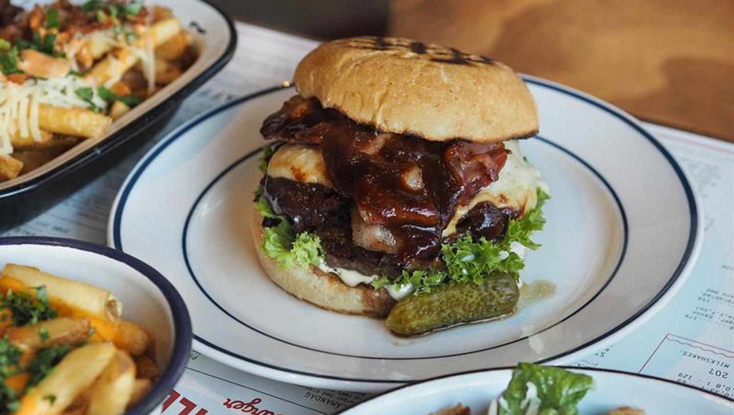 En saftig burger med ulike tilbehør