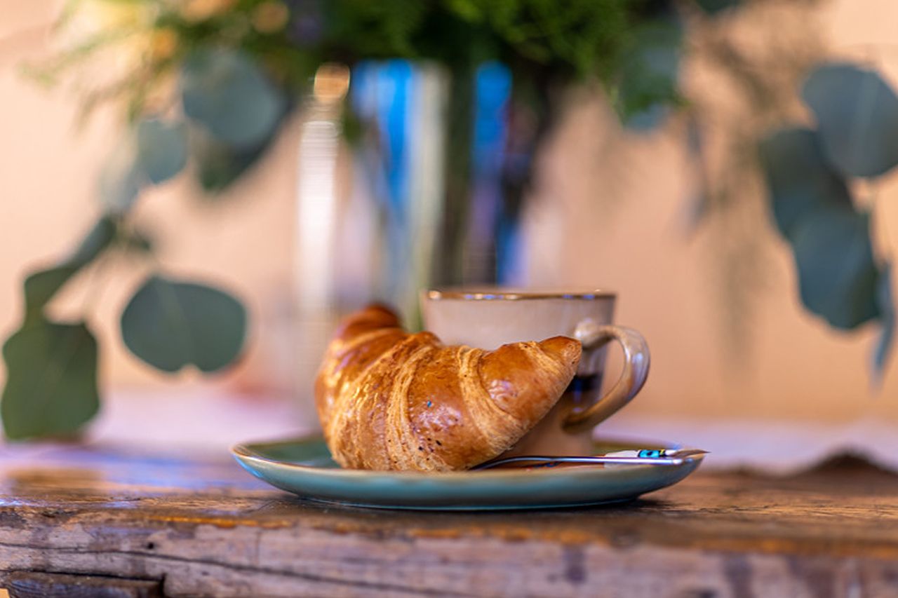 croissant og cappuchino