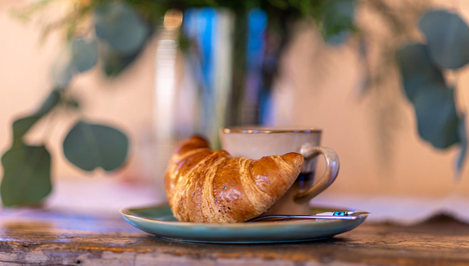 croissant og cappuchino