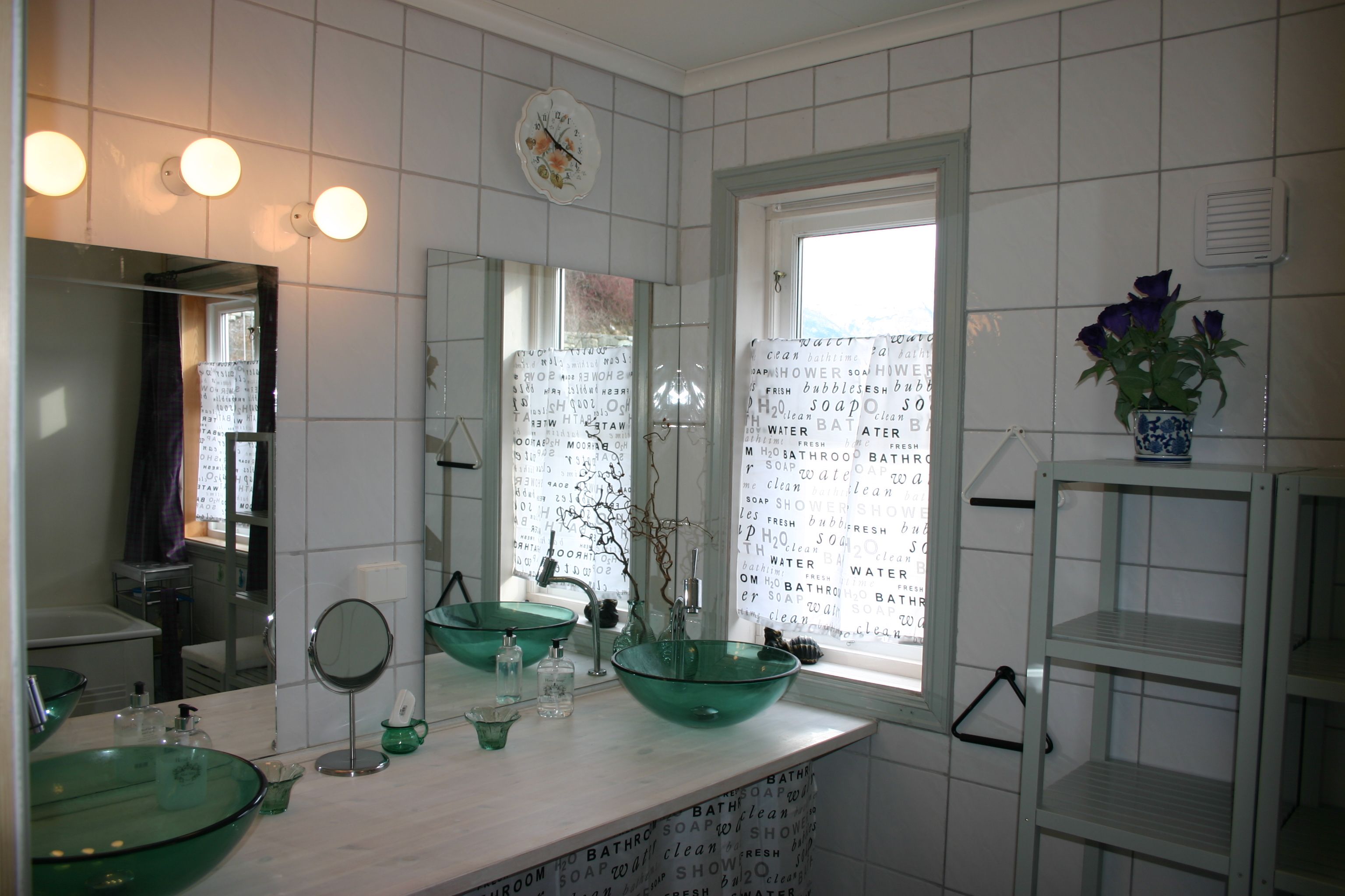 Bright bathroom with twin green glass sinks at Hardanger Harmoni Fjordhus.