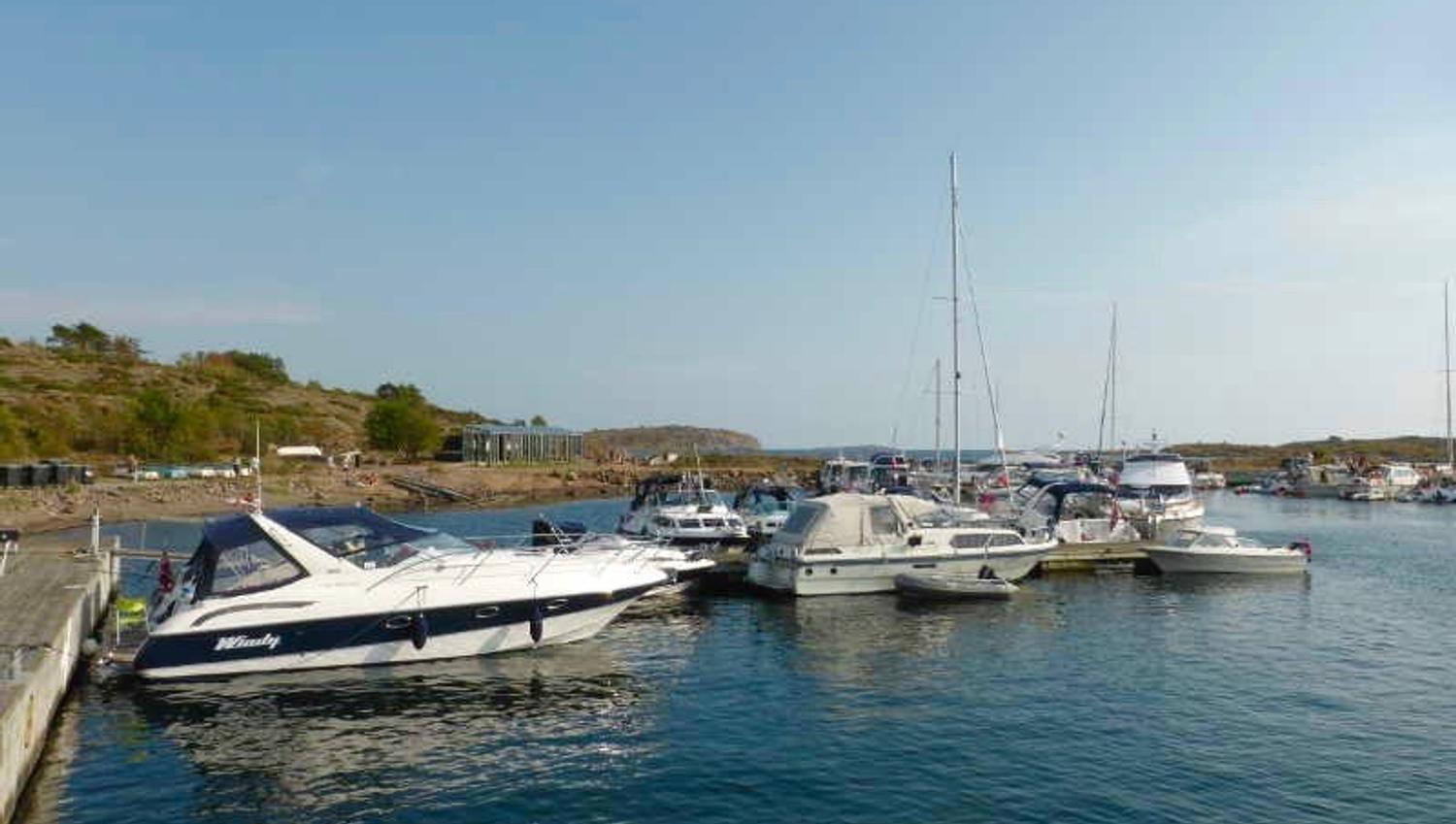 Båter ved brygge