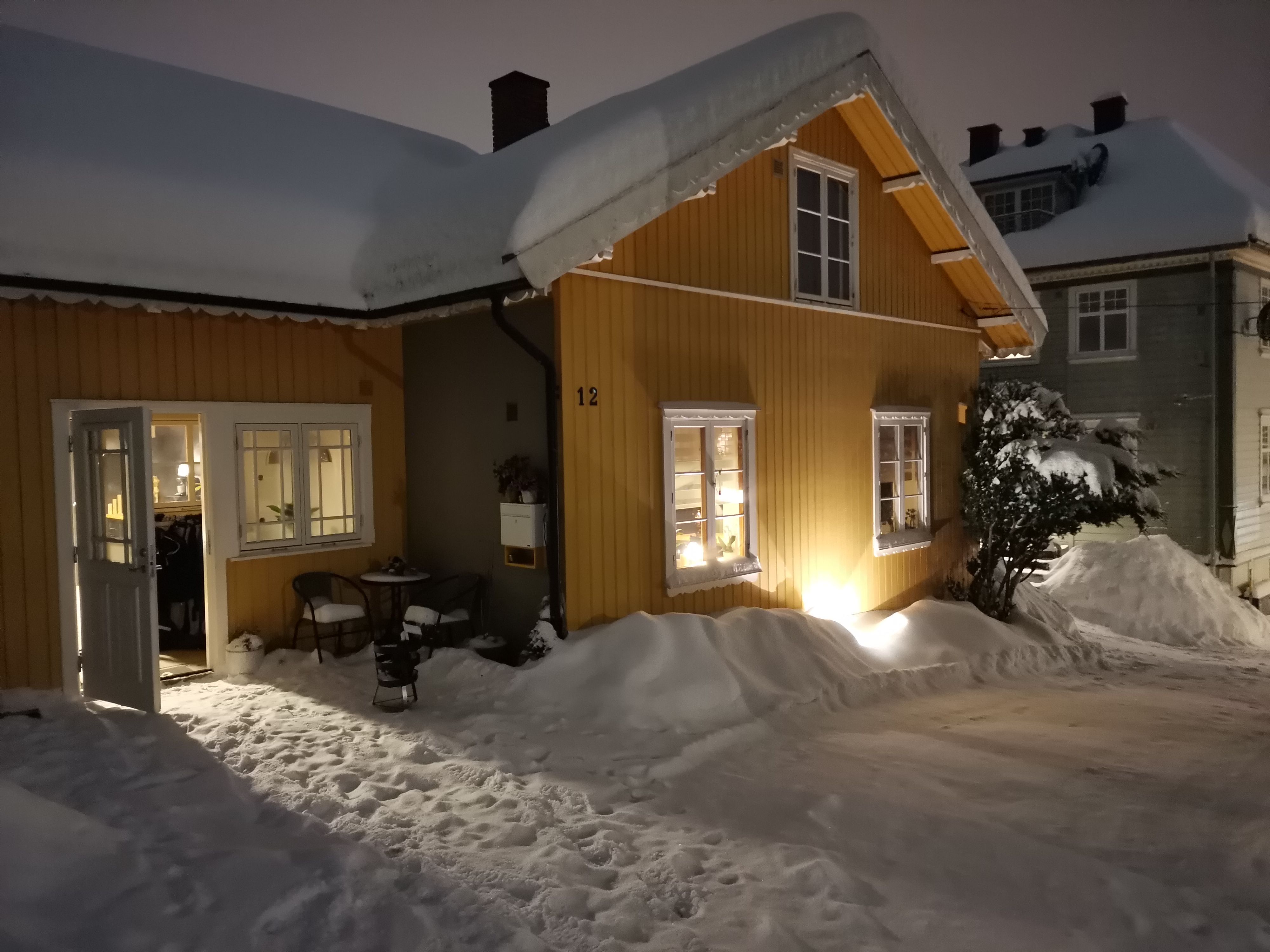Gult hus med snø rundt