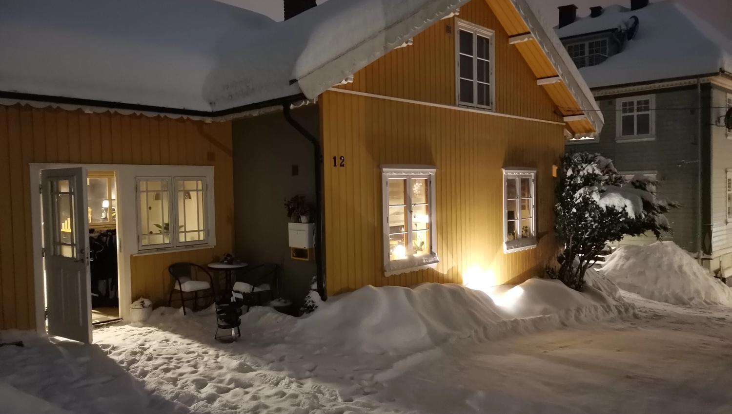 Gult hus med snø rundt
