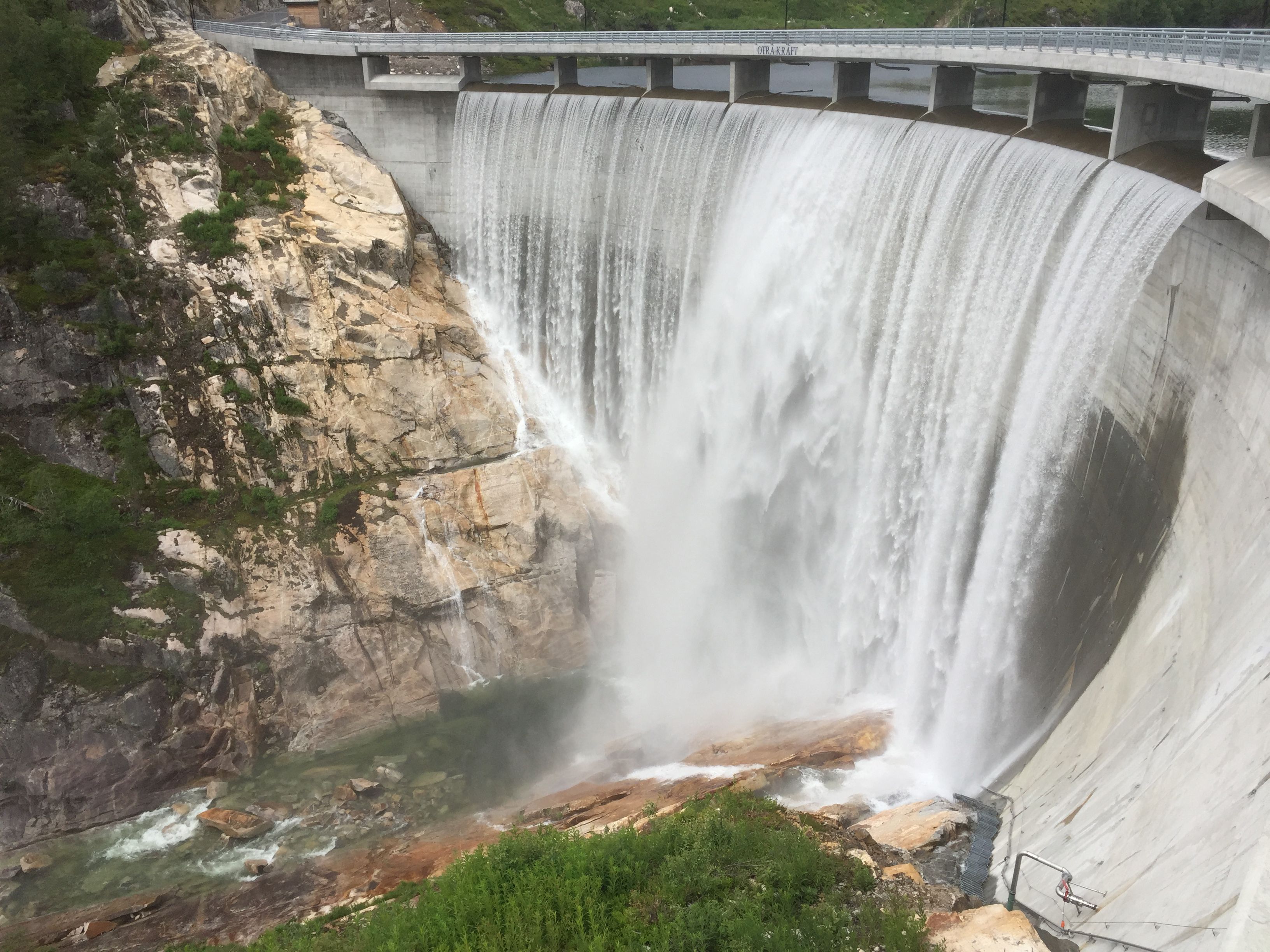 Vannet slippes over Dam Sarvsfossen