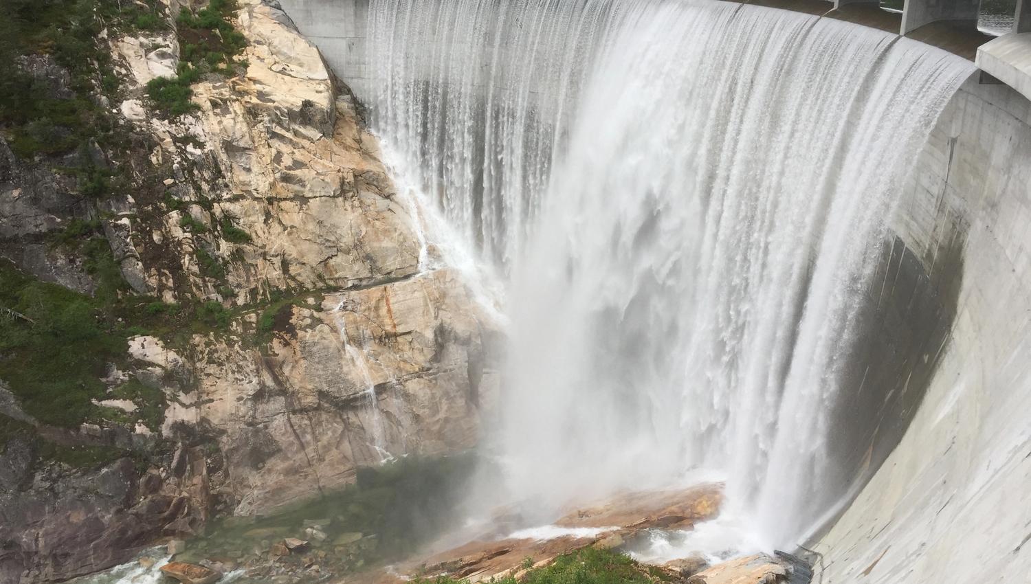 Vannet slippes over Dam Sarvsfossen