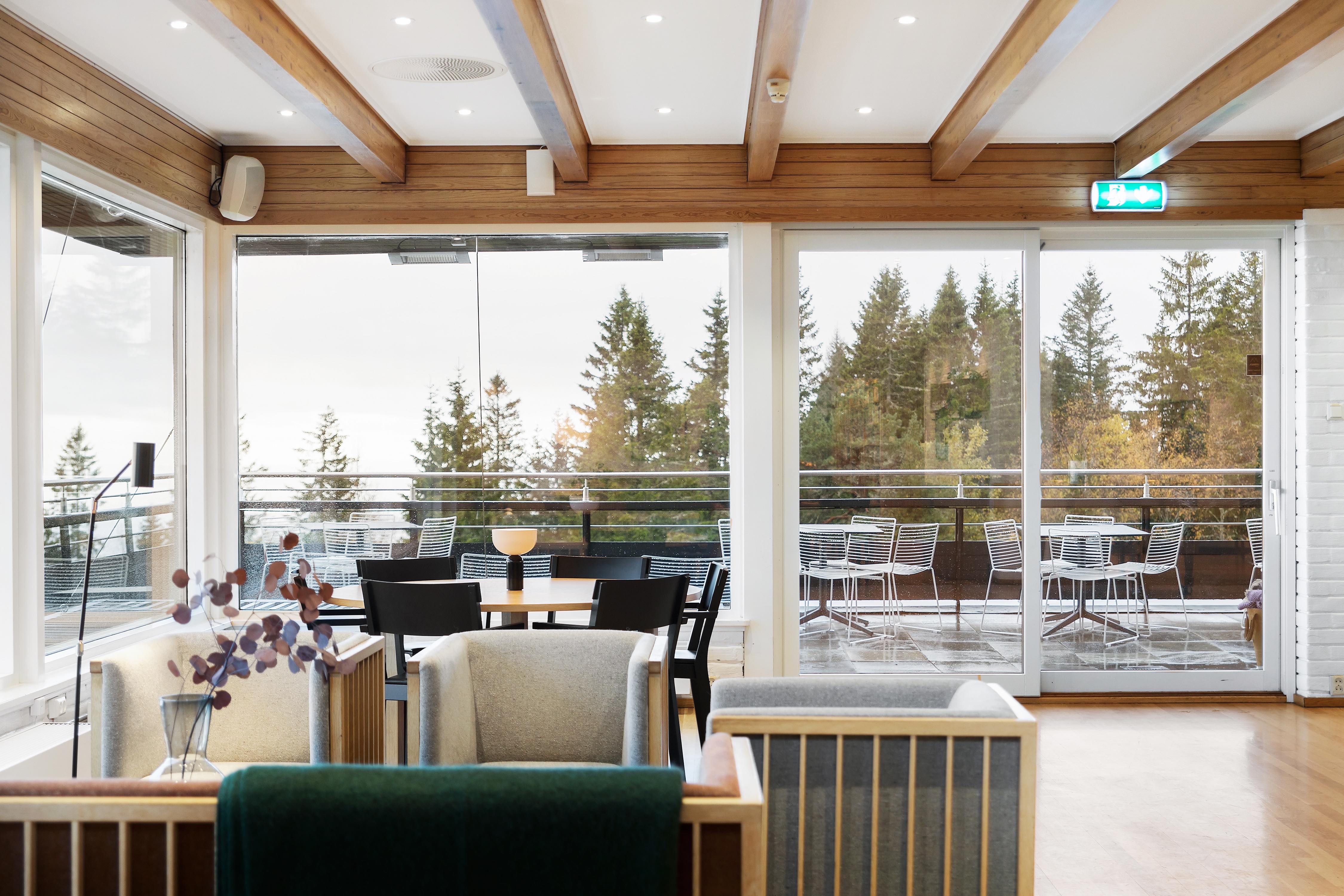 felles sitteplasser på innsiden og på balkongen