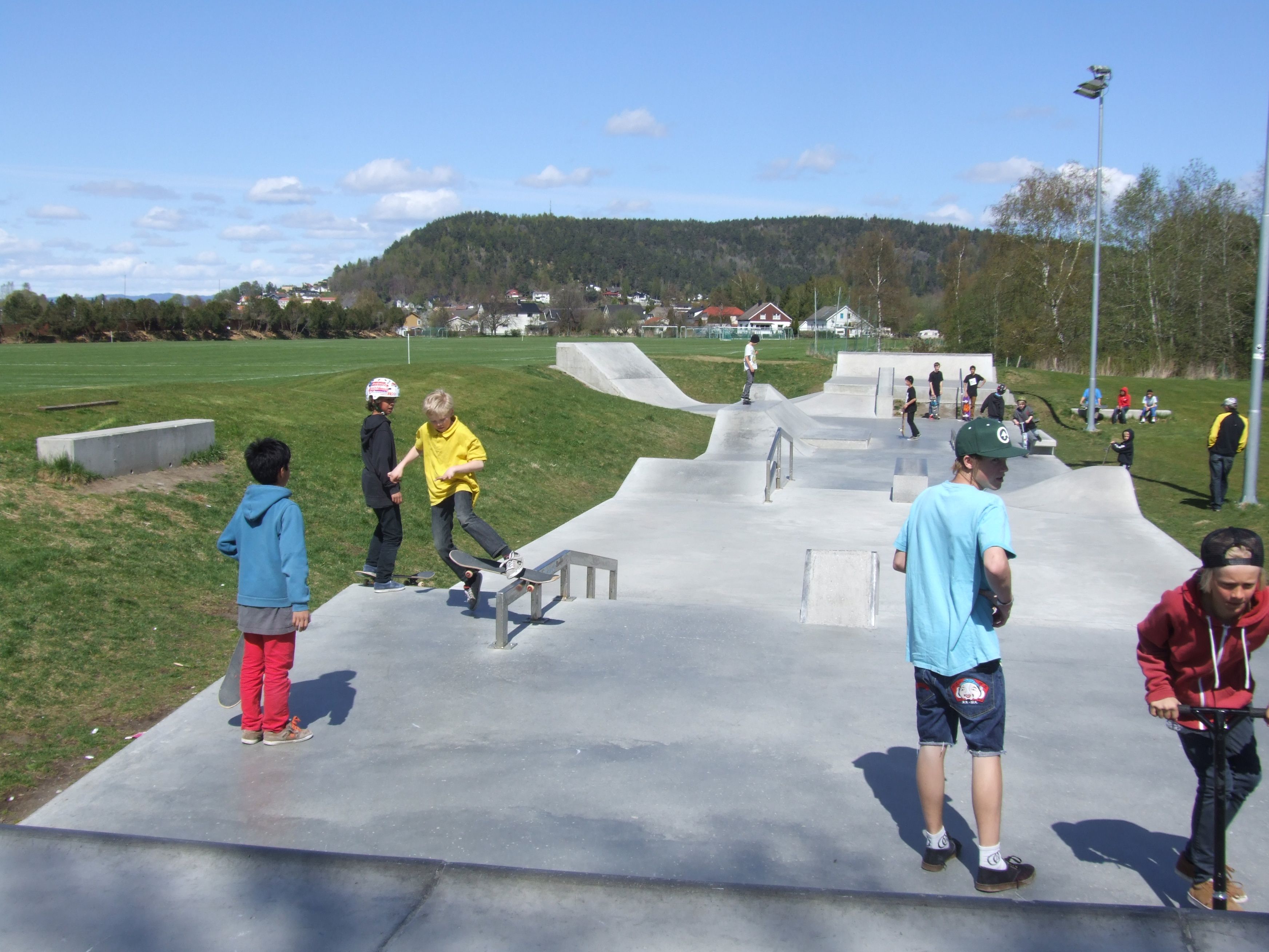 barn på Porsgrunn skatepark