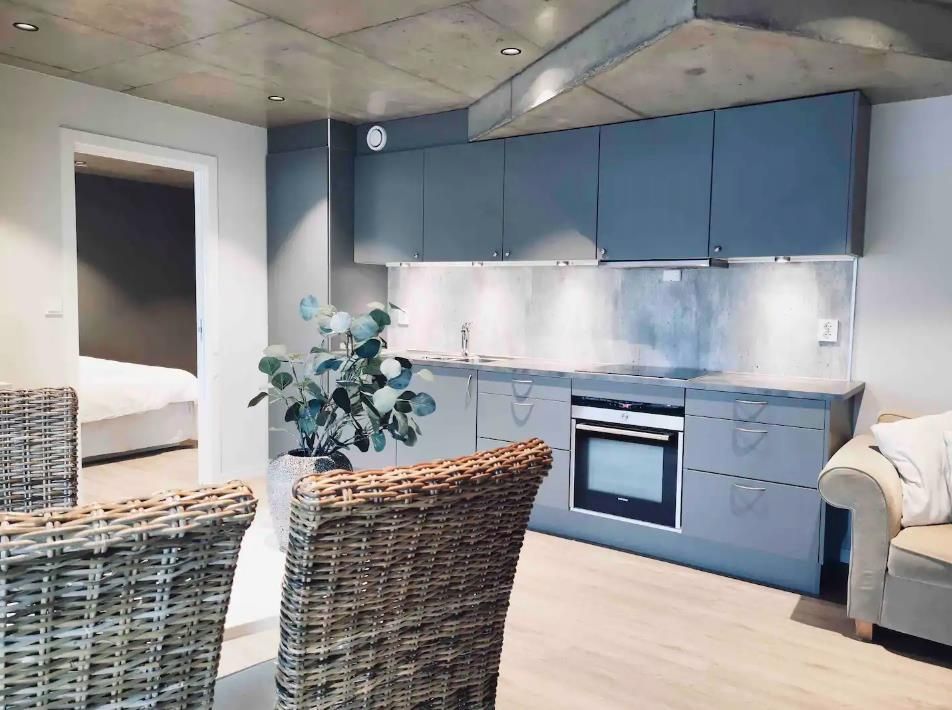 Bright and modern kitchen with an open-plan design leading to the living area – perfect for cozy meals and relaxation.