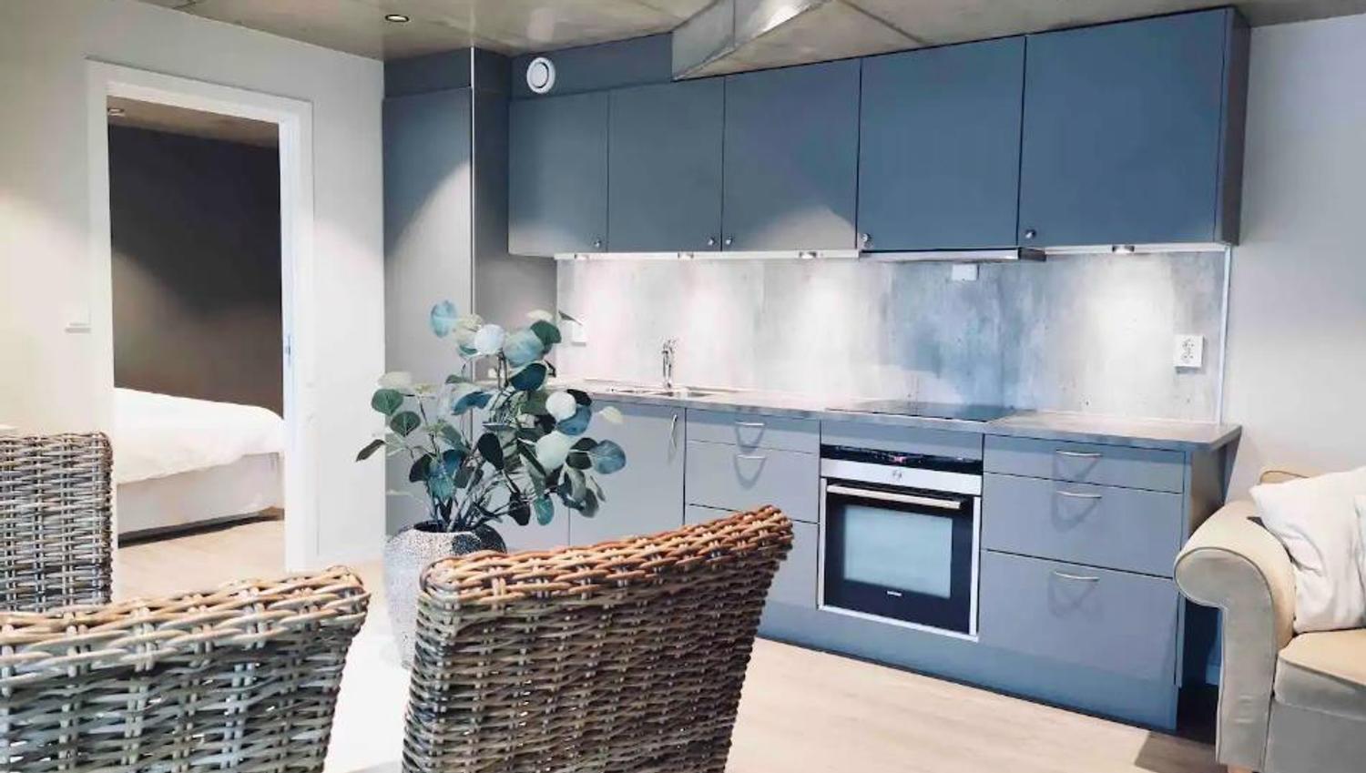 Bright and modern kitchen with an open-plan design leading to the living area – perfect for cozy meals and relaxation.