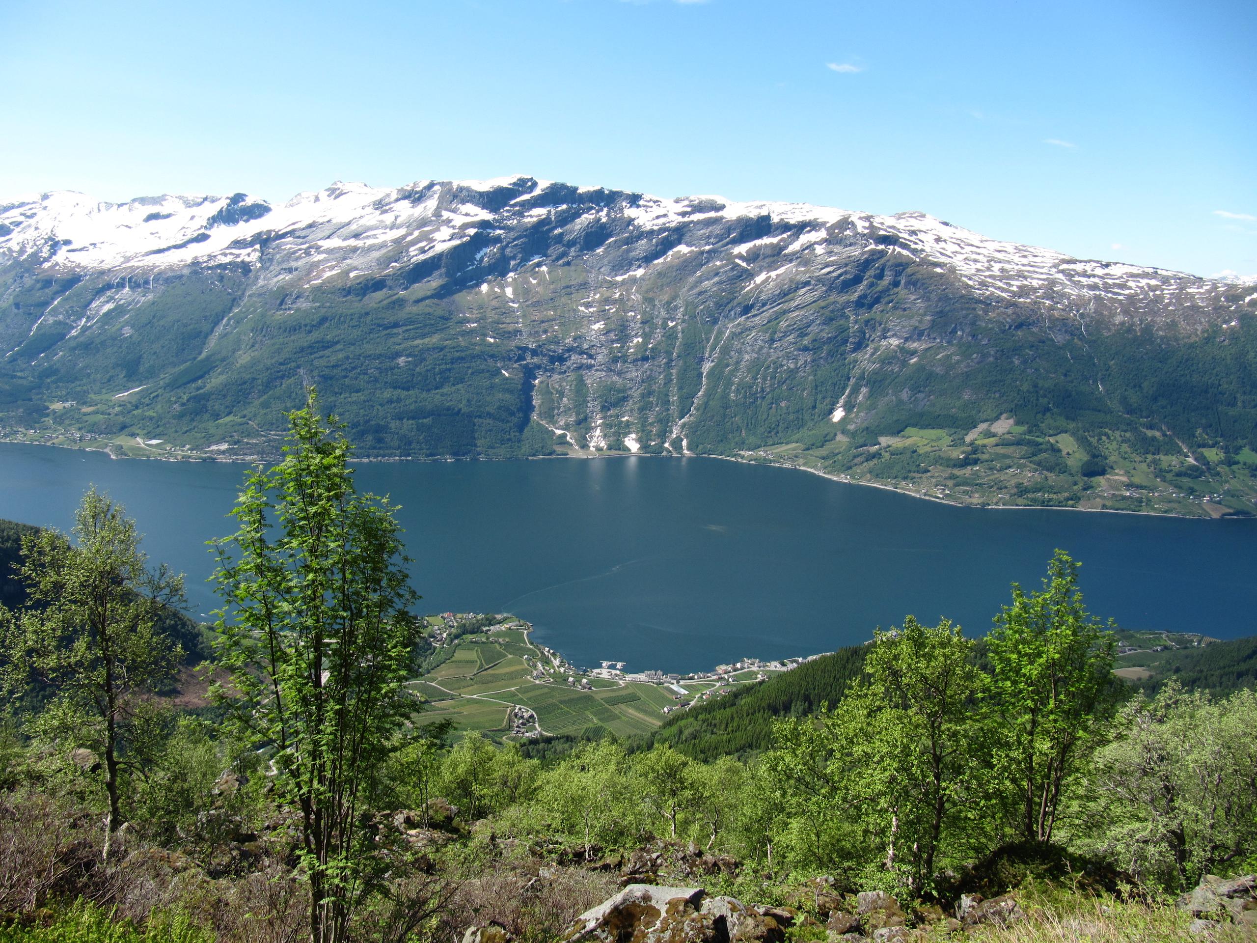 Utsikt frå Munketreppene på Lofthus over Hardangerfjorden og snødekte fjell på andre sida.