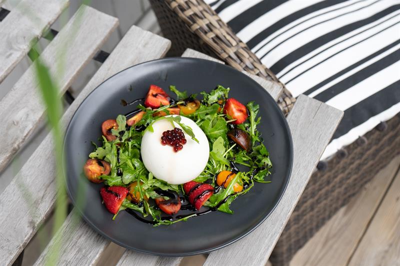 Sommersalat med burrata The Lobby Reenskaug Hotel