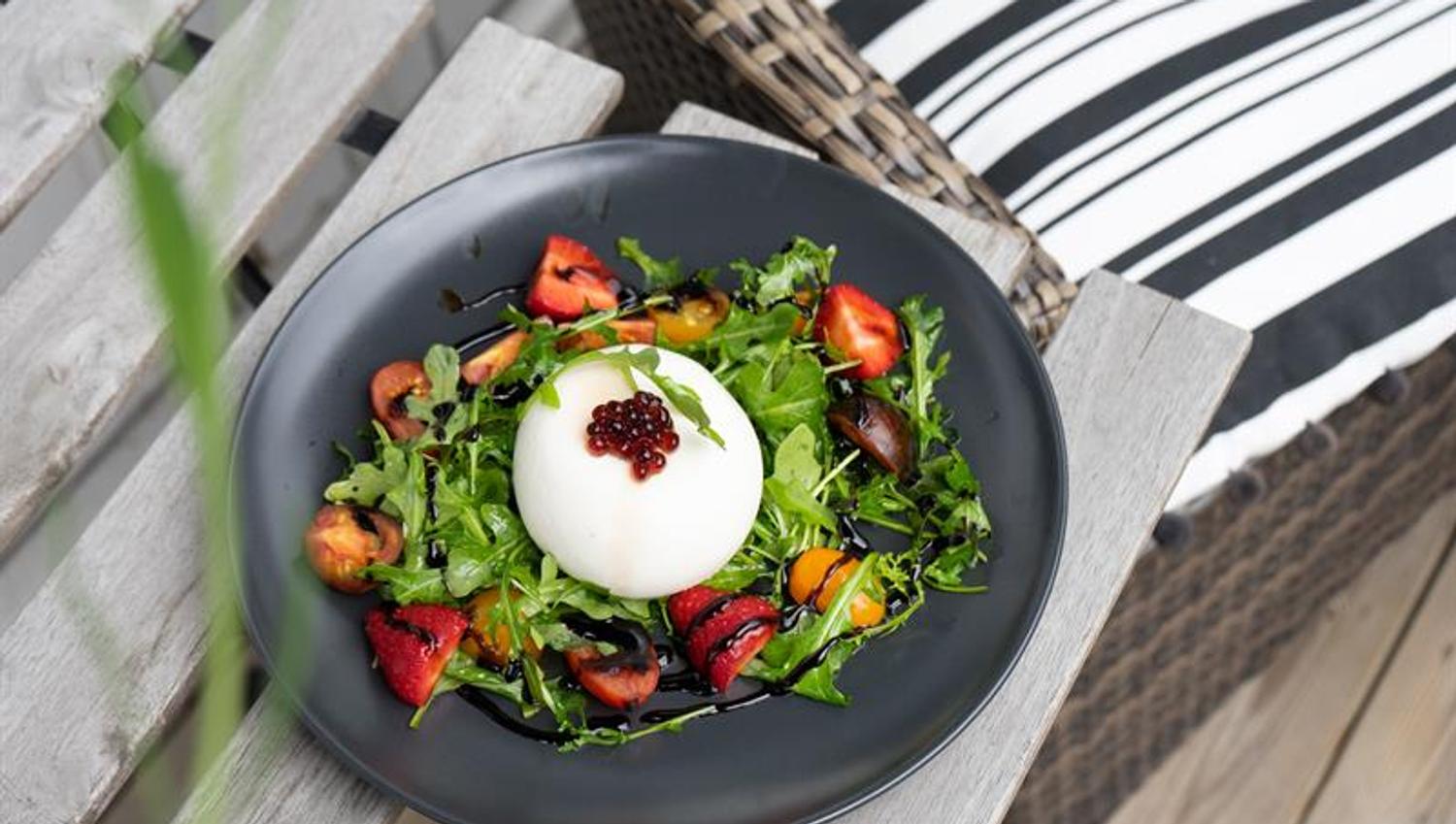 Sommersalat med burrata The Lobby Reenskaug Hotel