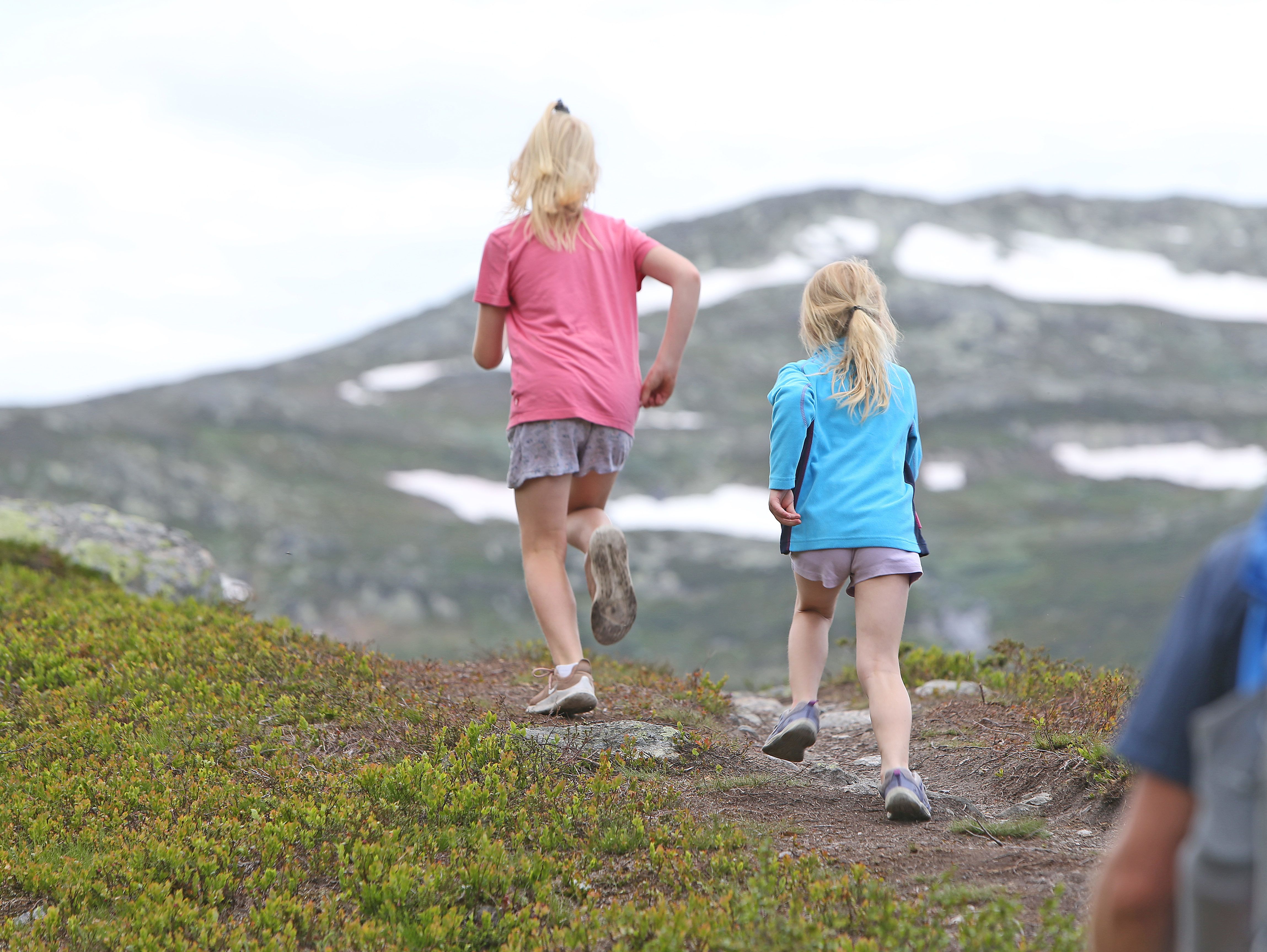 Små jenter som løper i fjellet