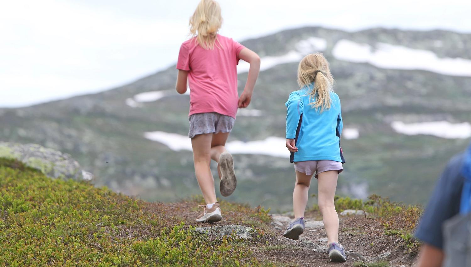 Små jenter som løper i fjellet