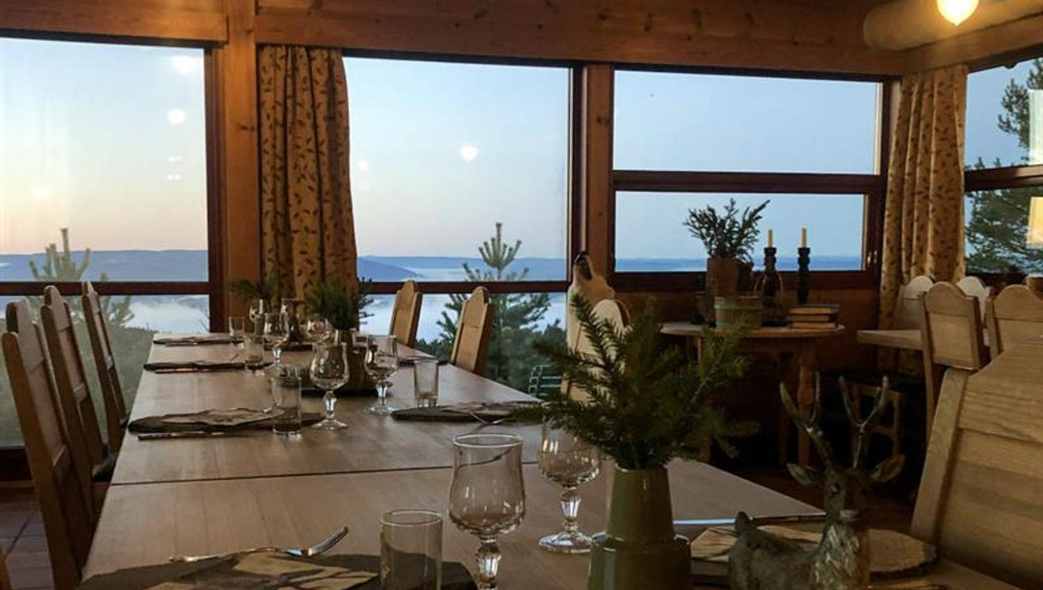 Dekket bord på Ringkollstua med utsikt over vannet