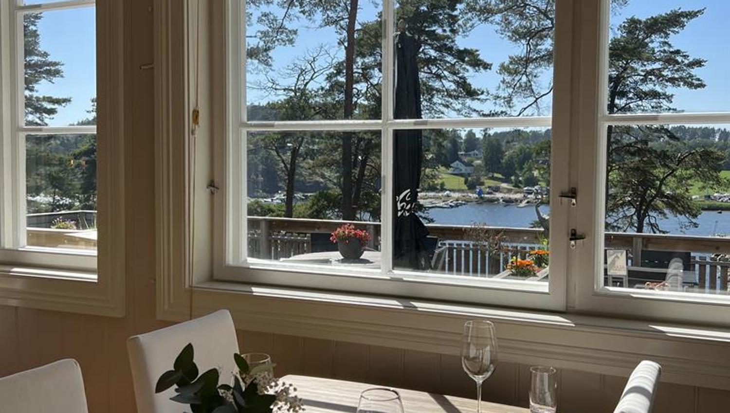 Set table with a sea view at Restaurant Salt. Photo.