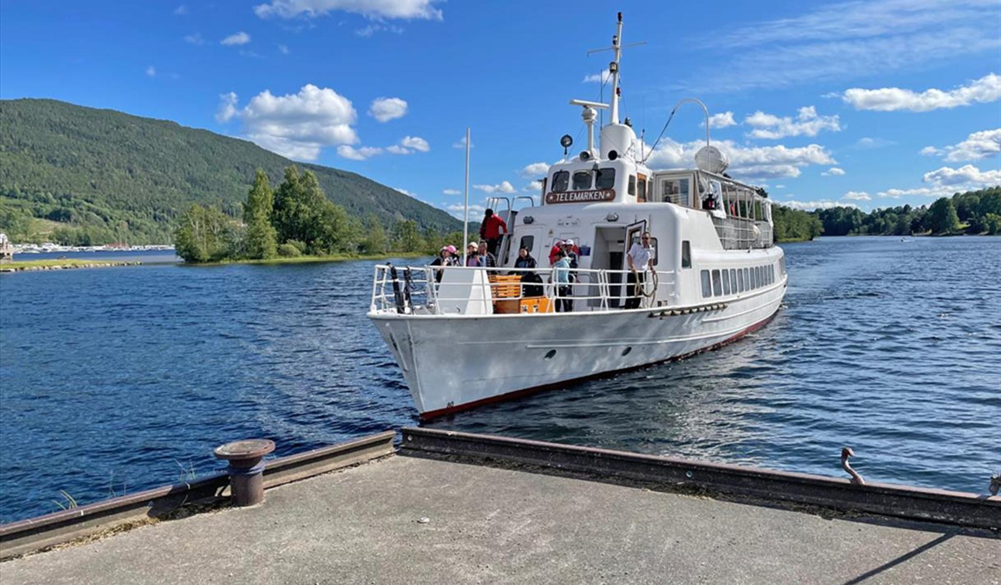 MS Telemarken legger til ved brygga