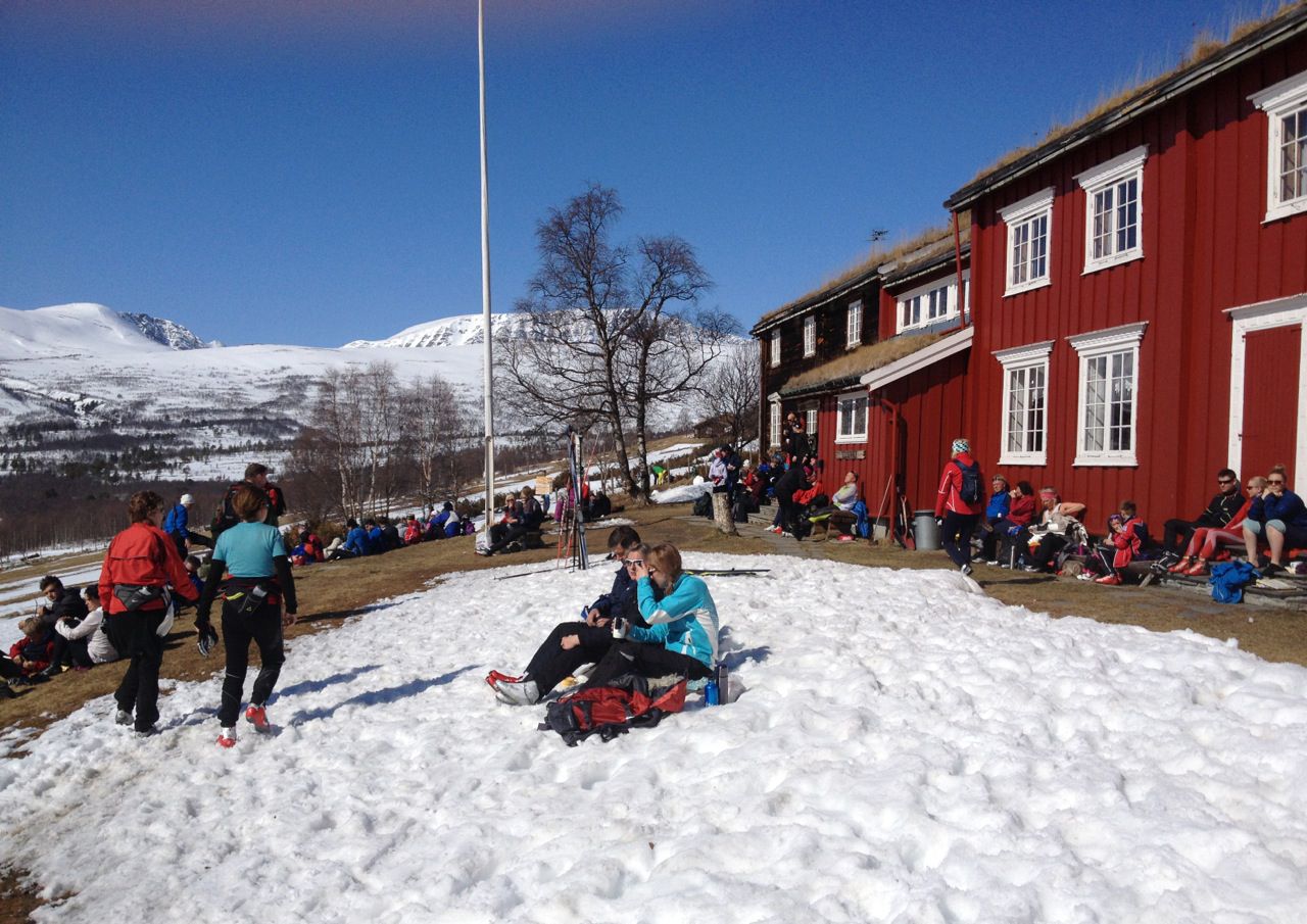 Gjevilvasshytta en sen, varm påskedag.