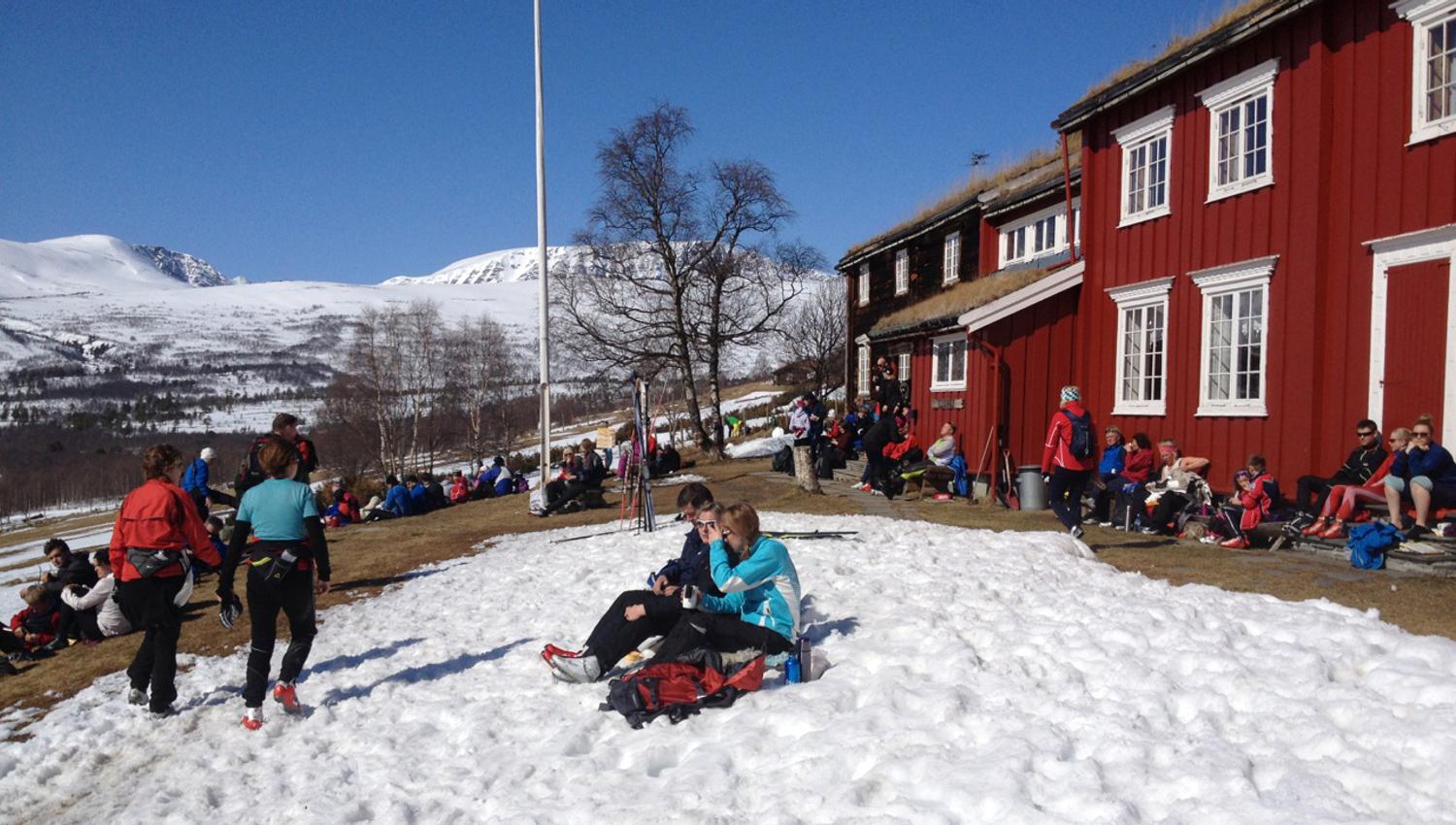 Gjevilvasshytta en sen, varm påskedag.