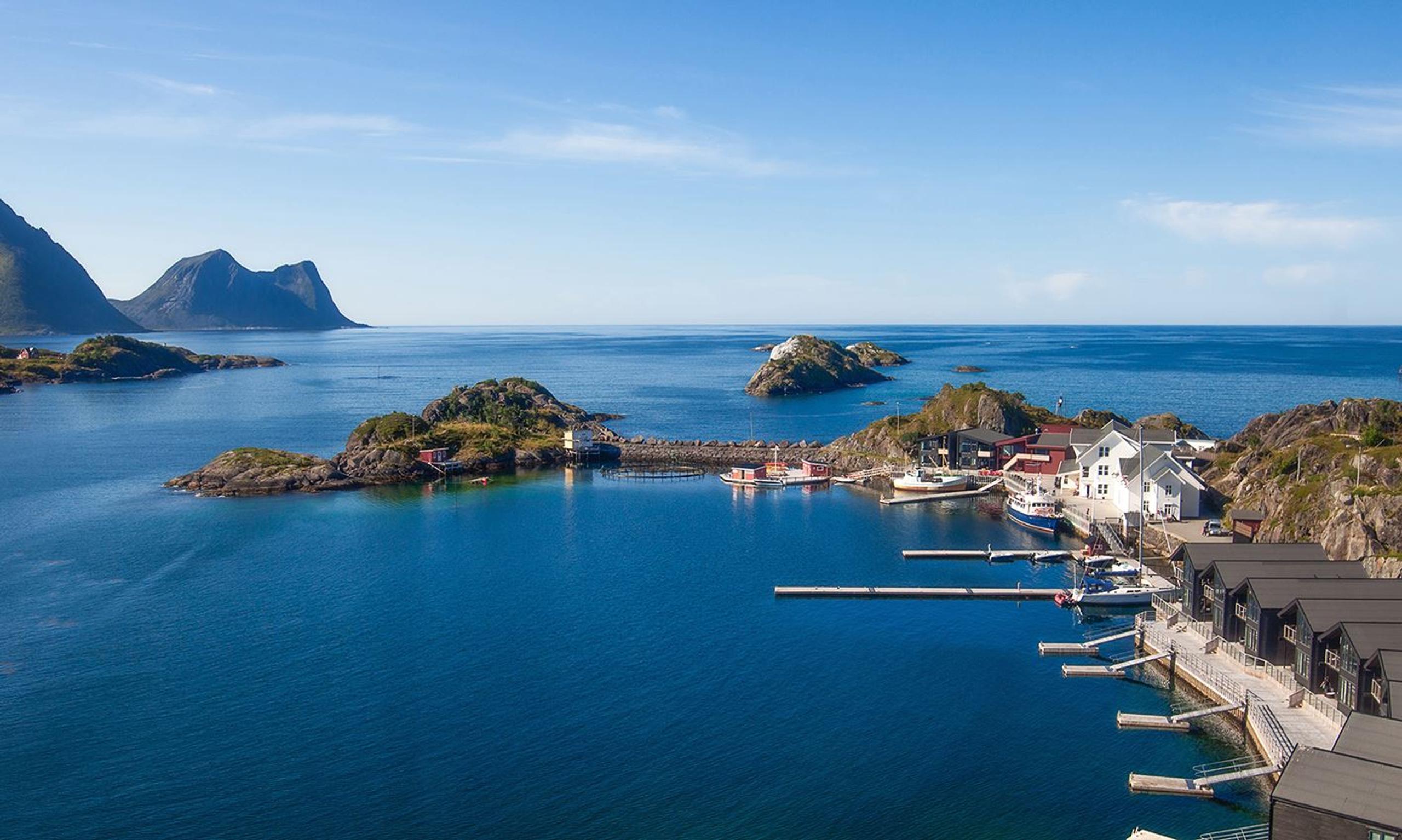 Utsikt over Hamn i Senja på sommeren med klar himmel