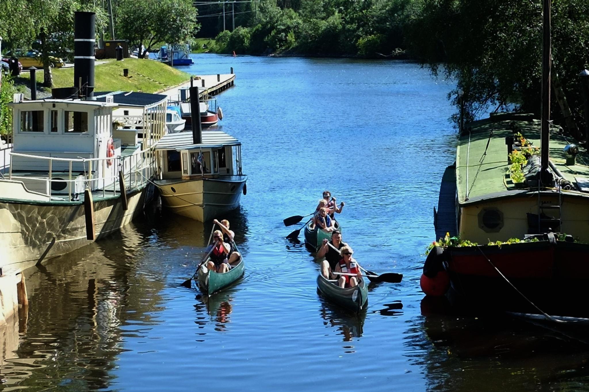 People in canoes at the Haldenvassdragets canal museum