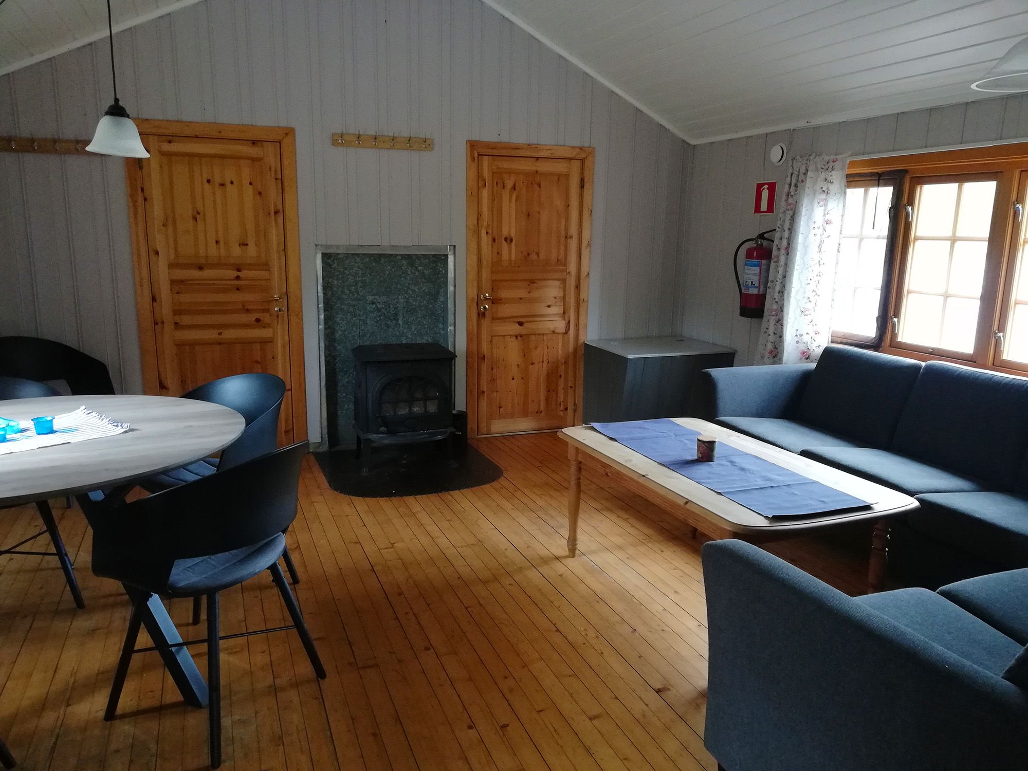 The lounge area in Roksjøhytta cabin in Snåsa